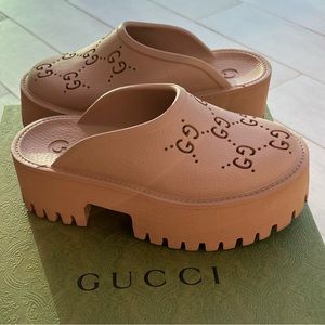 GUCCI RUBBER PLATFORMS — PERFORATED G SANDAL